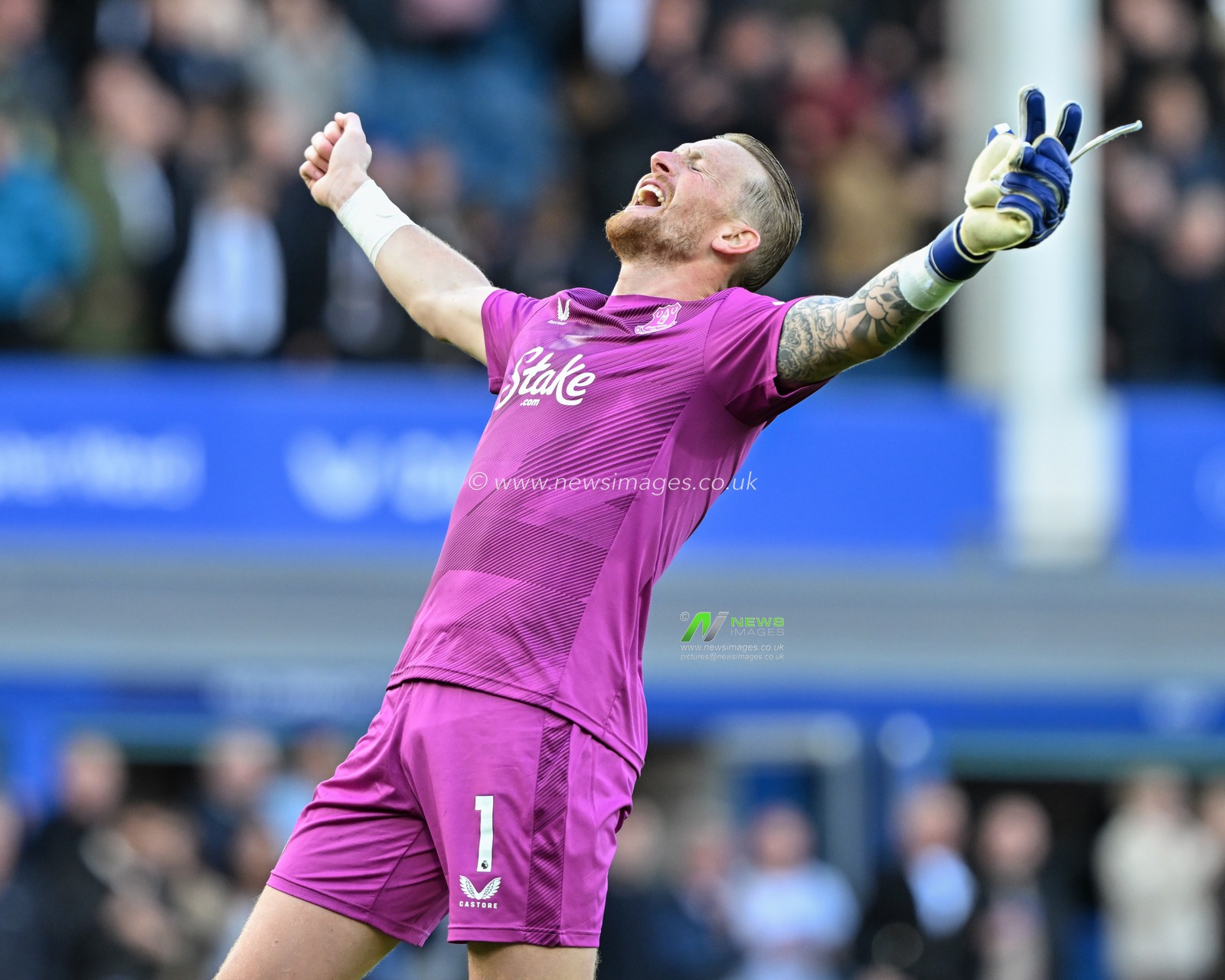 Jordan Pickford of Everton celebrates the full time result during the Premier League match Everton vs Crystal Palace at Goodison Park, Liverpool, United Kingdom, 28th September 2024

(Photo by Cody Froggatt/News Images)