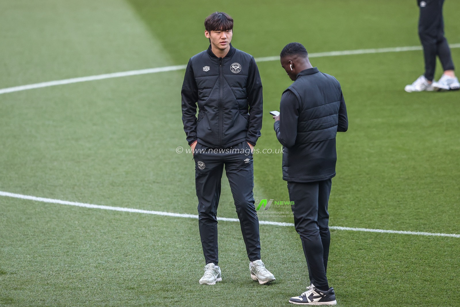 Kim Ji-Soo of Brentford arrives during the Premier League match Newcastle United vs Brentford at St. James's Park, Newcastle, United Kingdom, 2nd April 2025

(Photo by Alfie Cosgrove/News Images)