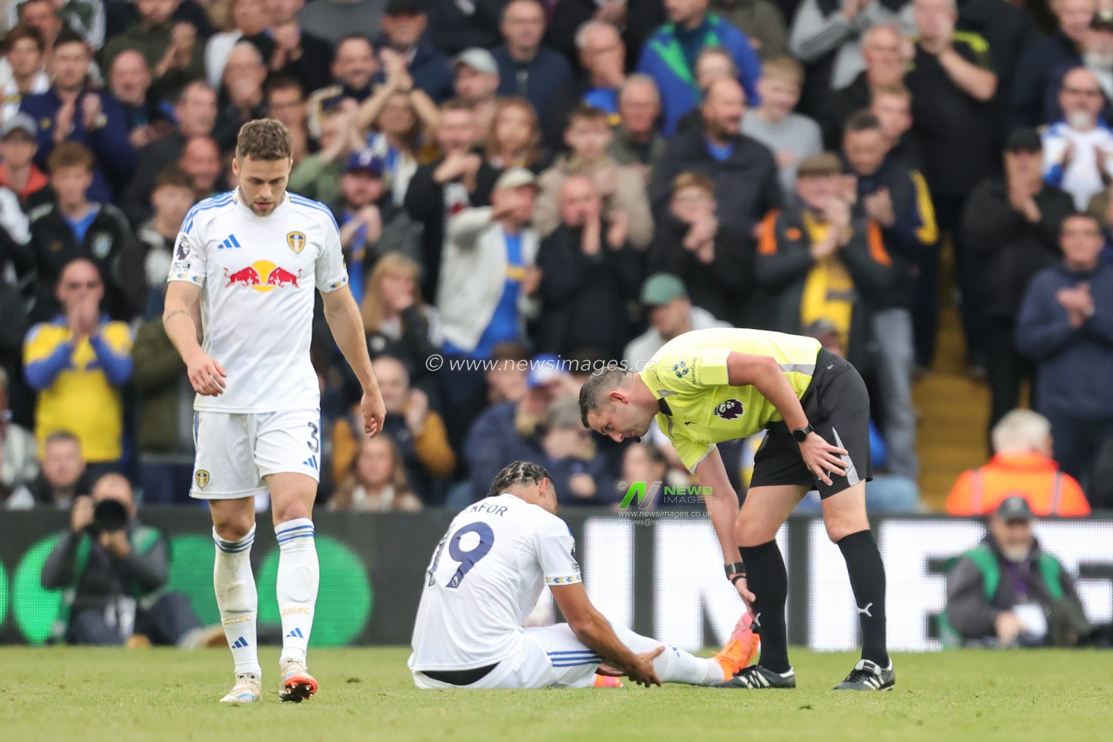 Referee Michael Oliver talks to Noah Okafor of Leeds United during the Premier League match Leeds United vs Bournemouth at Elland Road, Leeds, United Kingdom, 27th September 2025

(Photo by Richard Bierton/News Images)