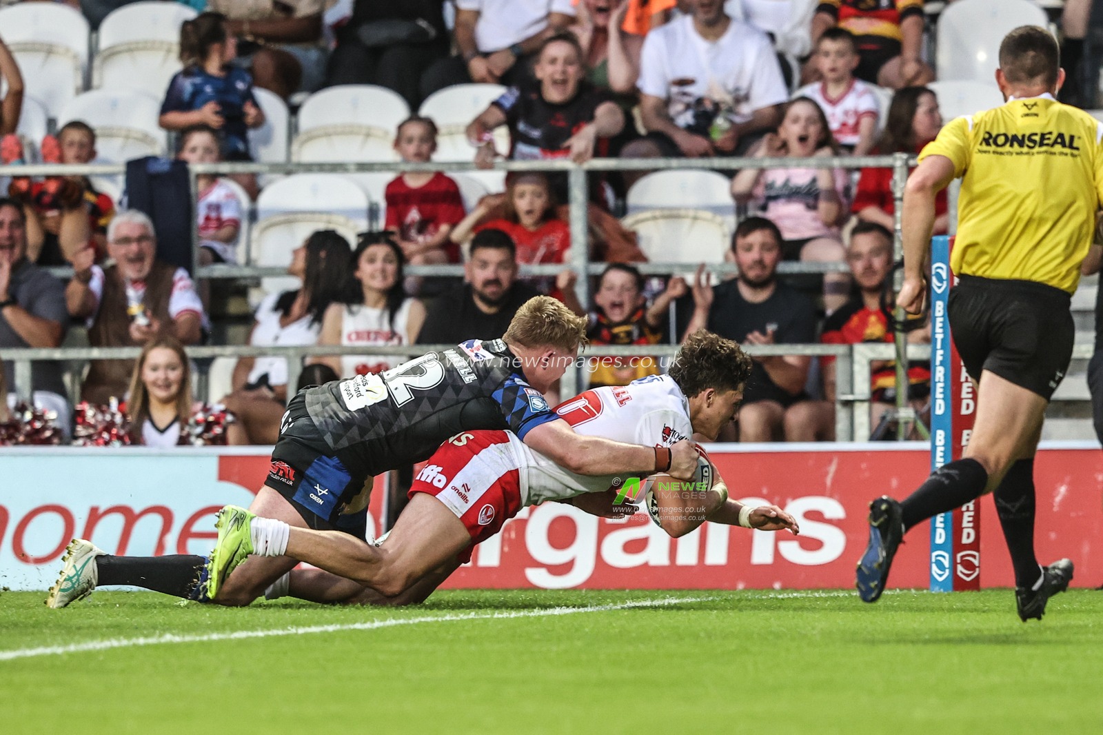 Owen Dagnall of St. Helens goes over for a try during the Betfred Super League round 15 match St Helens vs Leeds Rhinos at Totally Wicked Stadium, St Helens, United Kingdom, 20th June 2025

(Photo by Alfie Cosgrove/News Images)