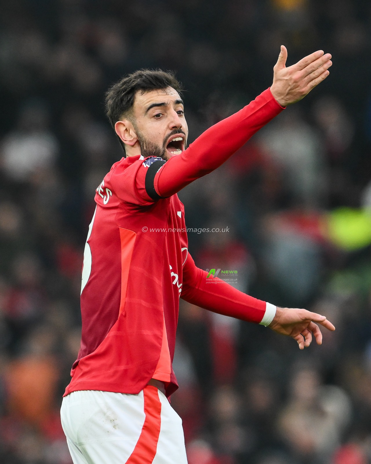 Bruno Fernandes of Manchester United gives his team instructions during the Premier League match Manchester United vs Brighton and Hove Albion at Old Trafford, Manchester, United Kingdom, 19th January 2025

(Photo by Craig Thomas/News Images)