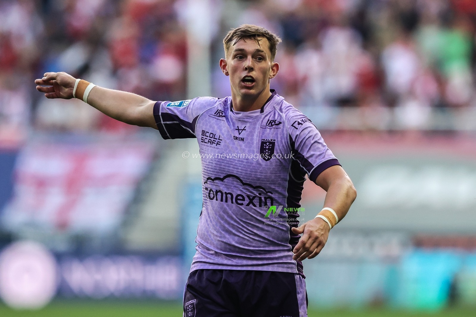 Jack Broadbent of Hull KR gives team mates instructions during the Betfred Super League round 22 match Wigan Warriors vs Hull KR at The Brick Community Stadium, Wigan, United Kingdom, 15th August 2025

(Photo by Alfie Cosgrove/News Images)