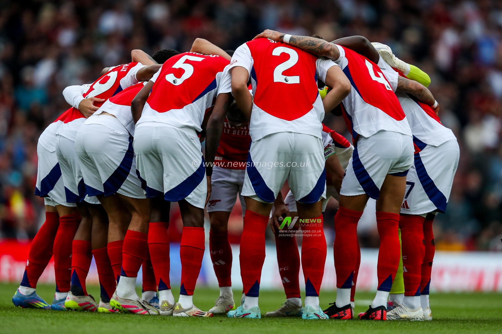 Arsenal enter a huddle prior to the Premier League match Arsenal vs Bournemouth at Emirates Stadium, London, United Kingdom, 3rd May 2025

(Photo by Izzy Poles/News Images)