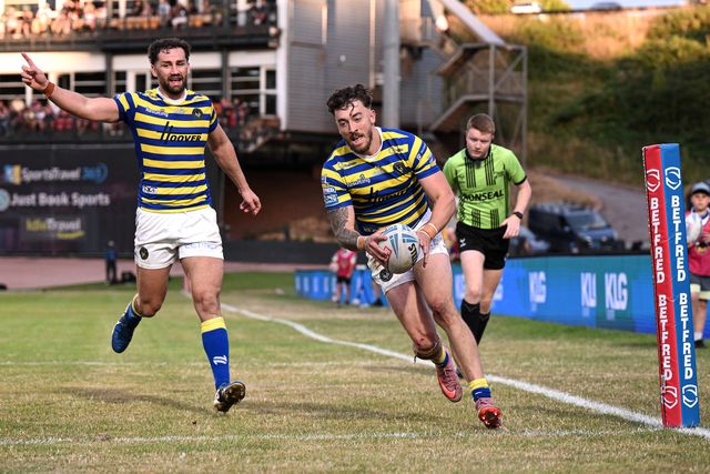 Matty Ashton of Warrington Wolves scores his team's eighth try during the Betfred Super League round 22 match Bradford Bulls vs Warrington Wolves at Odsal Stadium, Bradford, United Kingdom on 08 August 2026

(Photo by Ben Roberts/News Images)