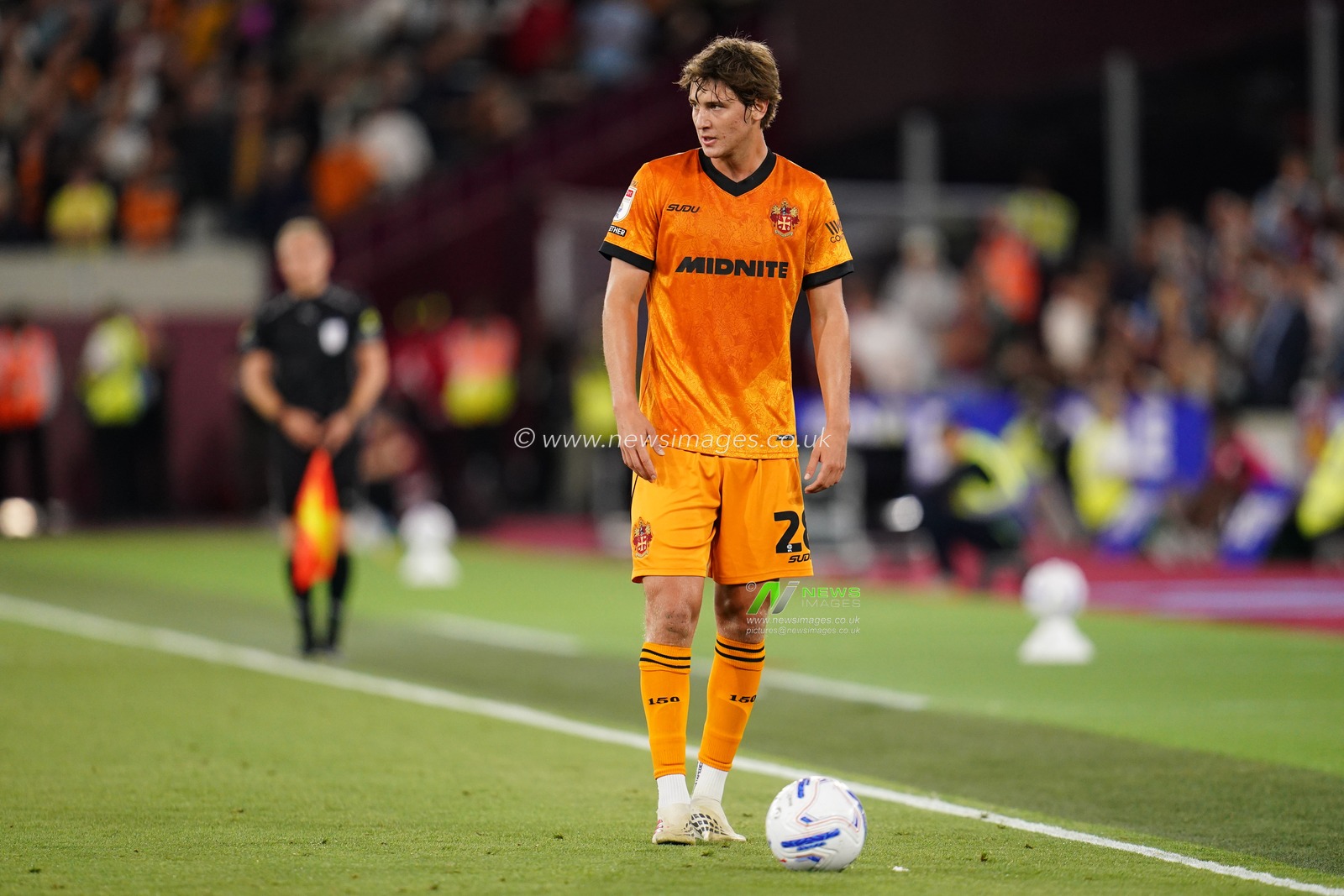 Fer Lopez of Wolverhampton Wanderers over free kick during the Sky Bet Championship match West Ham United vs Wolverhampton Wanderers at London Stadium, London, United Kingdom on 01 September 2026

(Photo by Harvey Murphy/News Images)