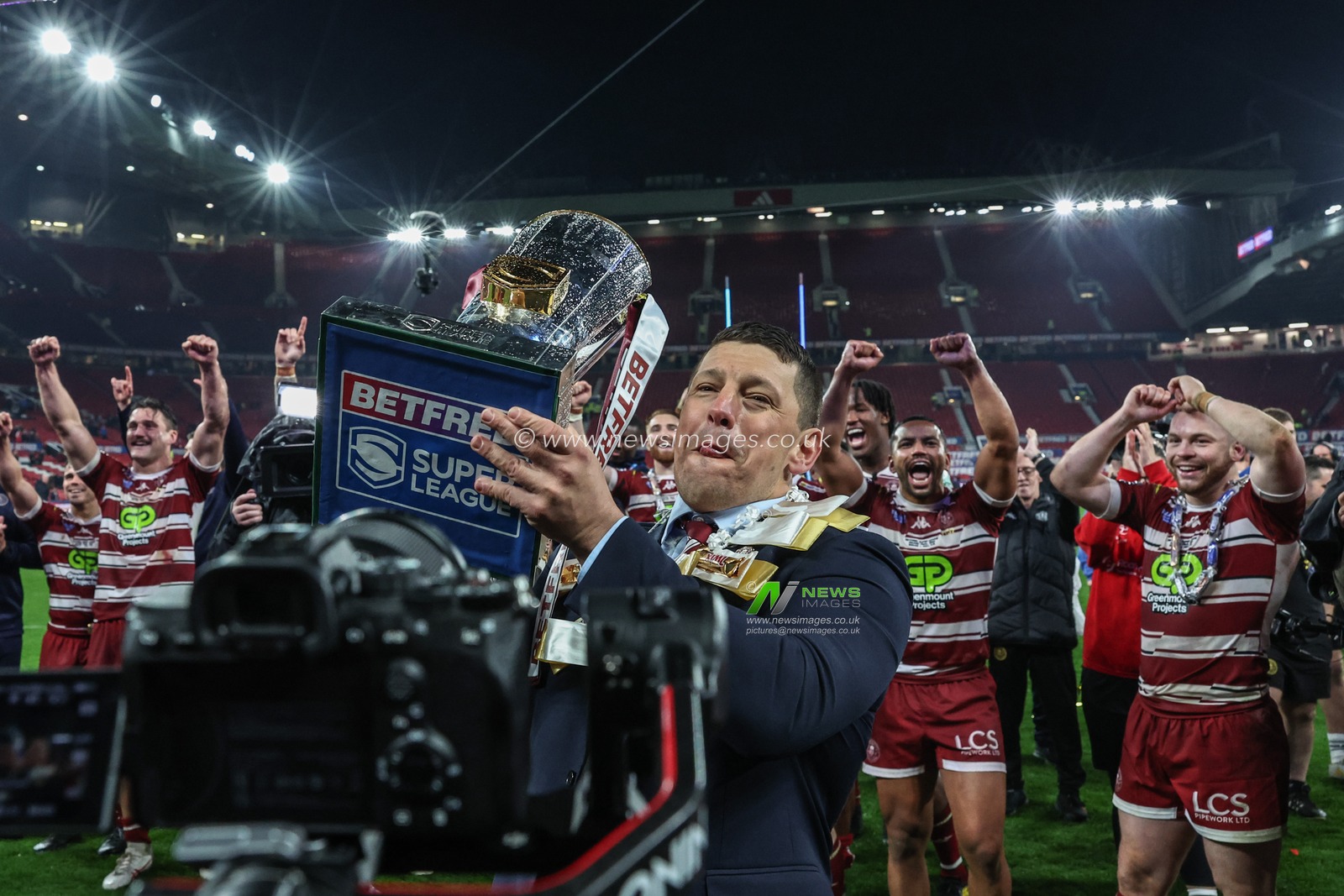 Matt Peet Head Coach of Wigan Warriors lifts the Betfred Super League Grand Final trophy during the Betfred Super League Grand Final match Wigan Warriors vs Hull KR at Old Trafford, Manchester, United Kingdom, 12th October 2024

(Photo by Mark Cosgrove/News Images)