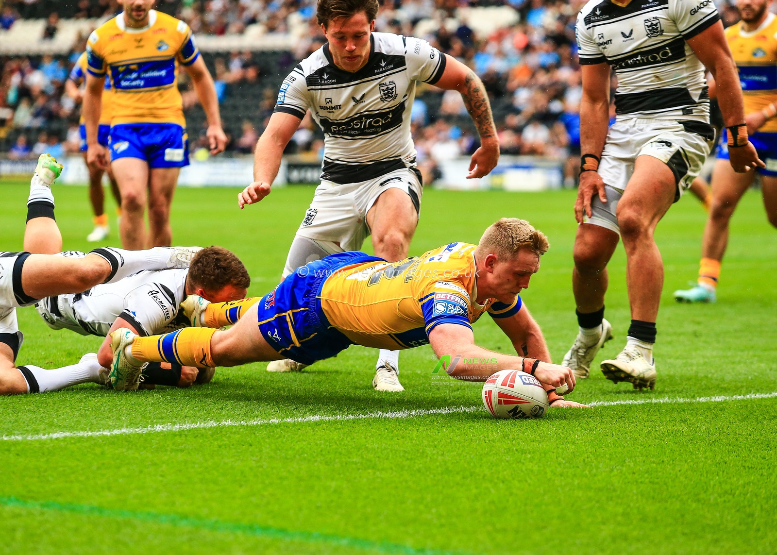 James McDonnell of Leeds Rhinos goes over for a try  during the Betfred Super League Round 24 match Hull FC vs Leeds Rhinos at MKM Stadium, Hull, United Kingdom, 30th August 2025

(Photo by Richard Bierton/News Images)