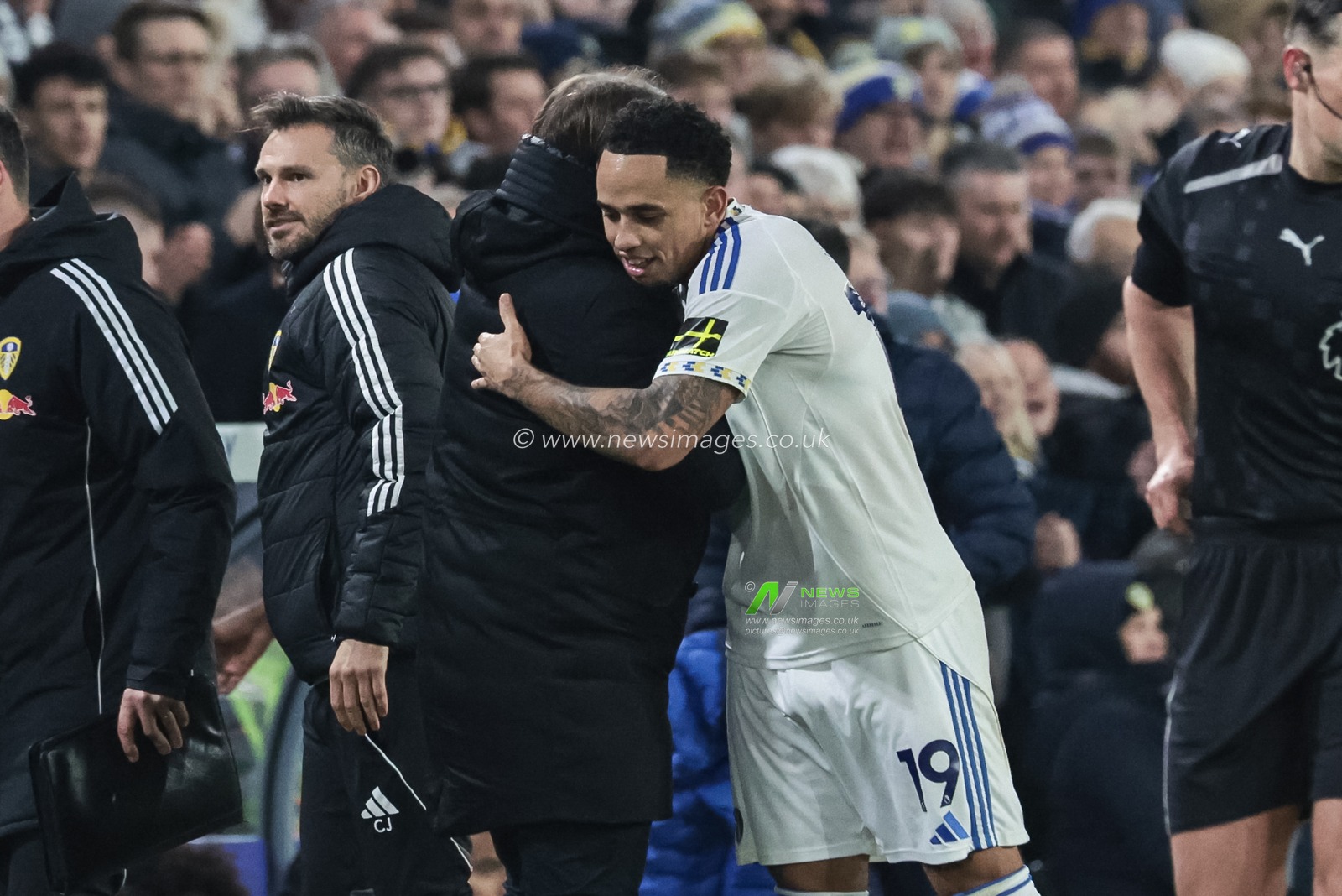 Daniel Farke manager of Leeds United embraces Noah Okafor of Leeds United after he’s subbed off during the Premier League match Leeds United vs Crystal Palace at Elland Road, Leeds, United Kingdom, 20th December 2025

(Photo by Mark Cosgrove/News Images)

*** GER AUT SUI OUT ***