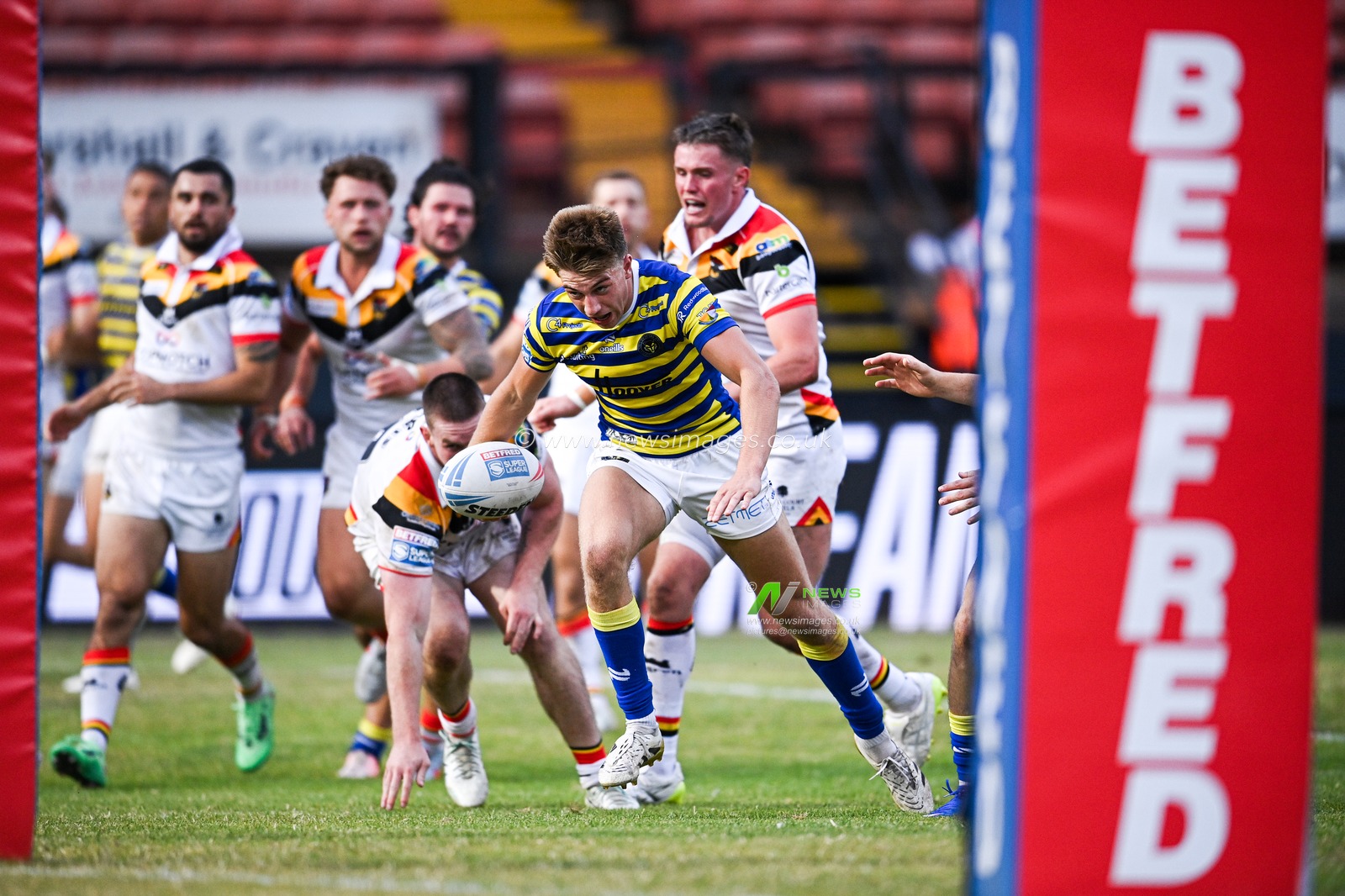 Ewan Irwin of Warrington Wolves scores his team's seventh try during the Betfred Super League round 22 match Bradford Bulls vs Warrington Wolves at Odsal Stadium, Bradford, United Kingdom on 08 August 2026

(Photo by Ben Roberts/News Images)