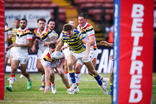 Ewan Irwin of Warrington Wolves scores his team's seventh try during the Betfred Super League round 22 match Bradford Bulls vs Warrington Wolves at Odsal Stadium, Bradford, United Kingdom on 08 August 2026

(Photo by Ben Roberts/News Images)