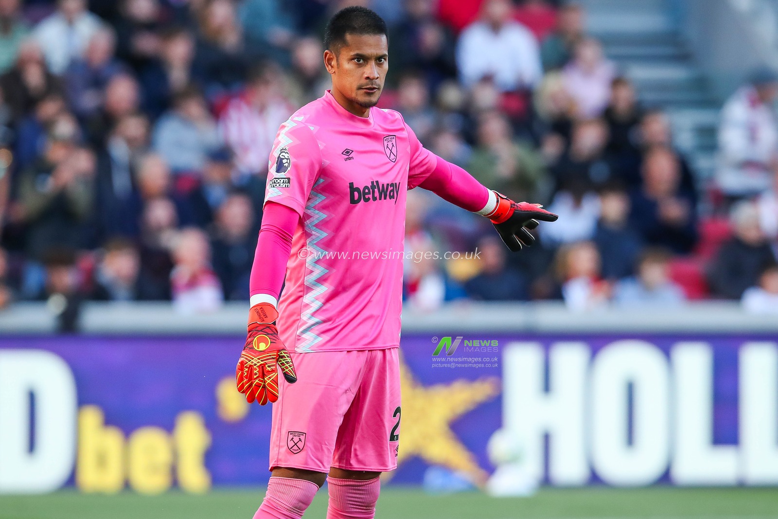 Alphonse Areola of West Ham United gives the team instructions during the Premier League match Brentford vs West Ham United at The Gtech Community Stadium, London, United Kingdom, 28th September 2024

(Photo by Izzy Poles/News Images)