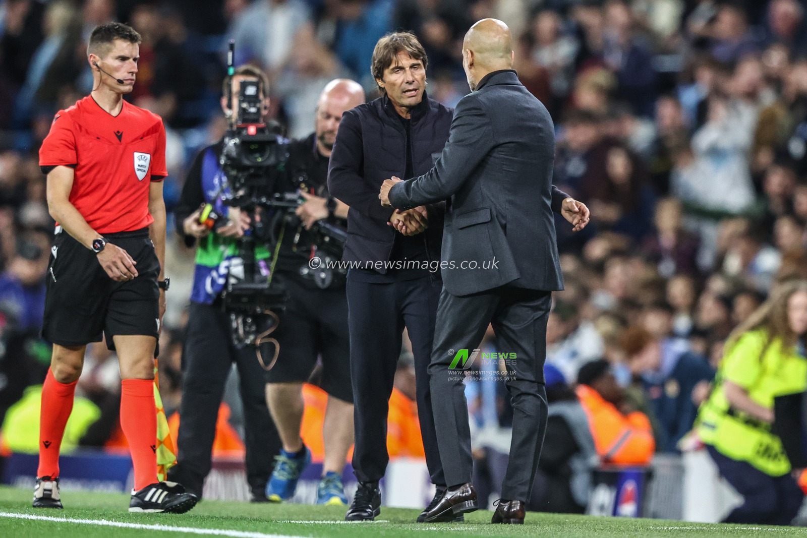 Antonio Conte manager of Napoli embraces Pep Guardiola manager of Manchester City after the game during the UEFA Champions League 2025/26 Phase MD1 Manchester City vs Napoli League at The City of Manchester Stadium, Manchester, United Kingdom, 18th September 2025

(Photo by Alfie Cosgrove/News Images)