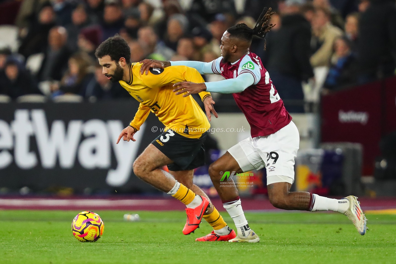 Rayan AÃ¯t-Nouri of Wolverhampton Wanderers holds off Aaron Wan-Bissaka of West Ham United during the Premier League match West Ham United vs Wolverhampton Wanderers at London Stadium, London, United Kingdom, 9th December 2024

(Photo by Izzy Poles/News Images)