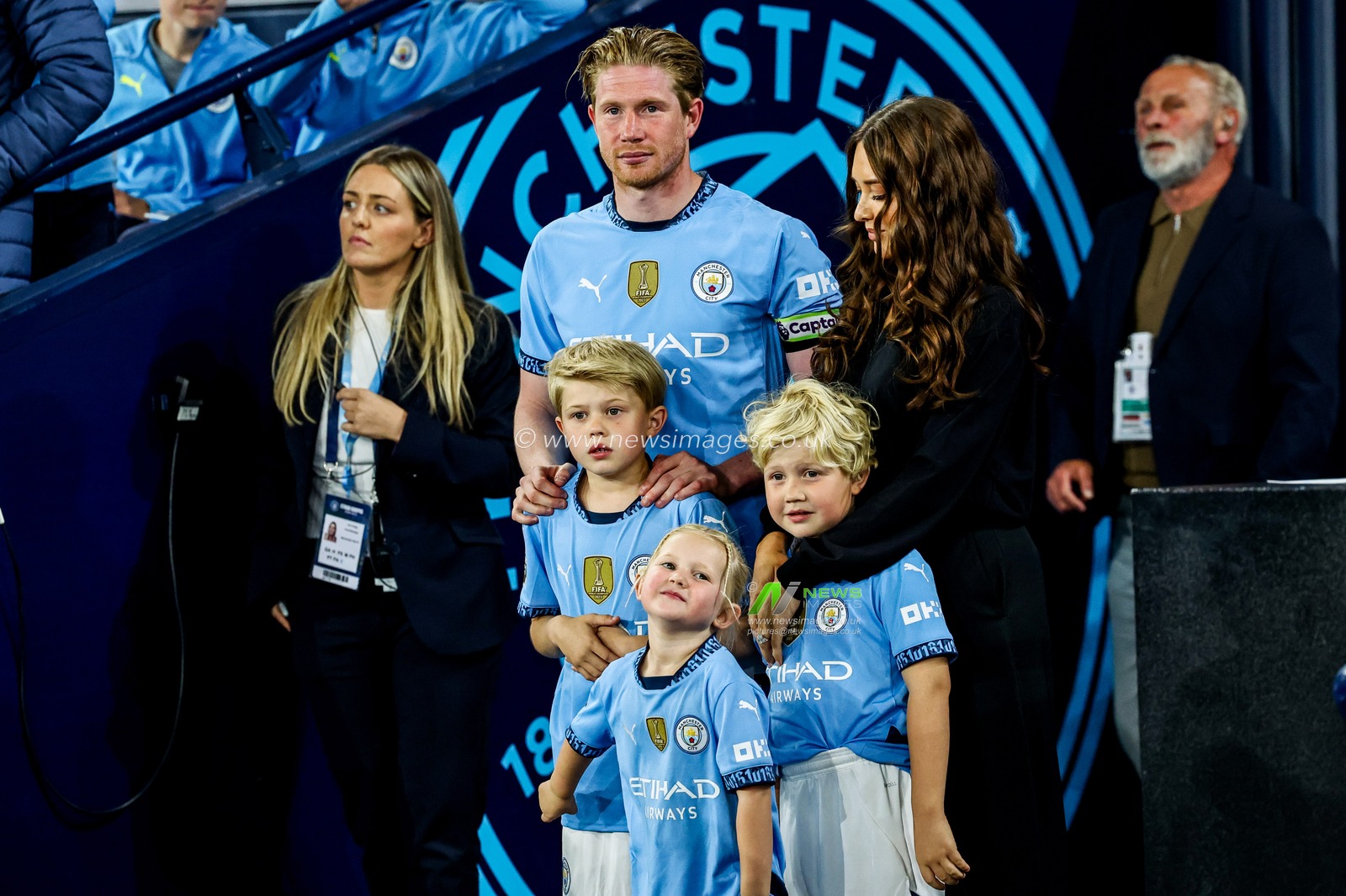 Kevin De Bruyne of Manchester City walks out in a guard of honour with his family following the Premier League match Manchester City vs Bournemouth at Etihad Stadium, Manchester, United Kingdom, 20th May 2025

(Photo by Mark Cosgrove/News Images)