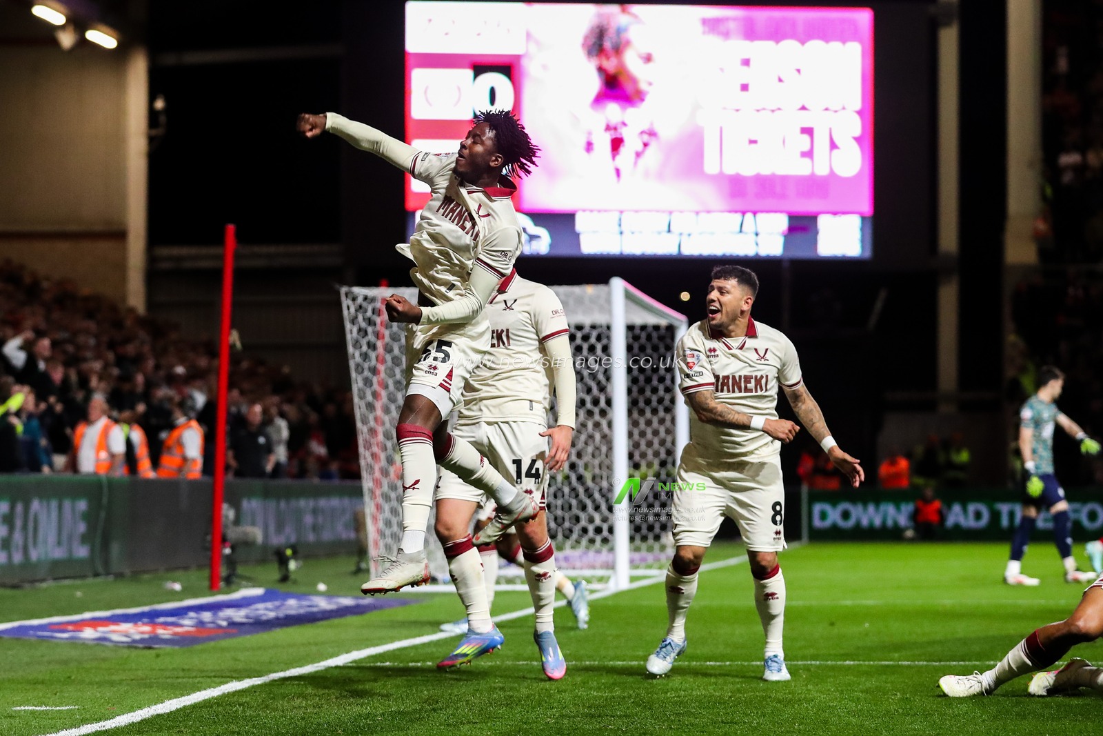 Andre Brooks of Sheffield United celebrates his goal to make it 0-2 during the Sky Bet Championship Playoff Semi-final match Bristol City vs Sheffield United at Ashton Gate, Bristol, United Kingdom, 8th May 2025

(Photo by Gareth Evans/News Images)