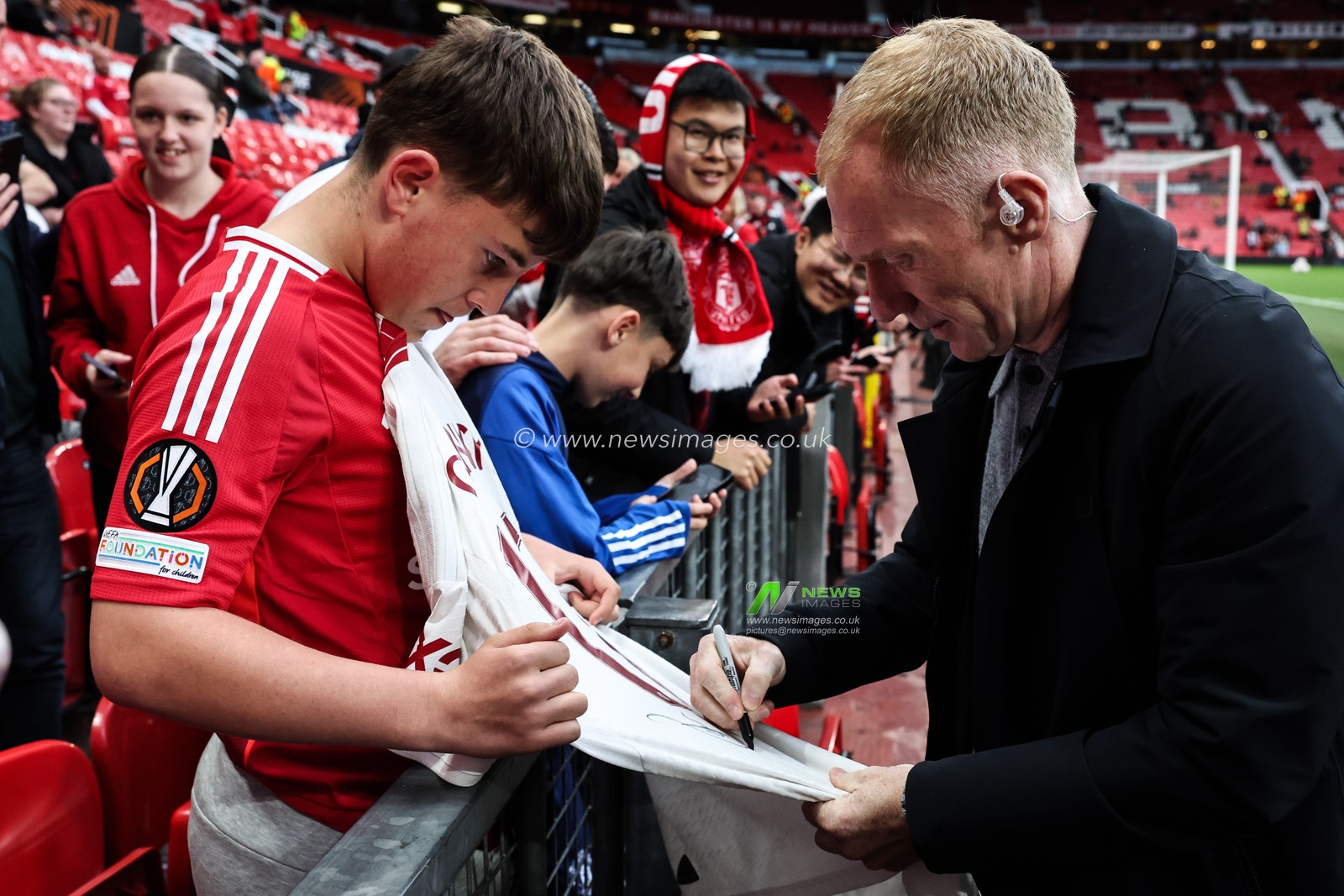 Paul Scholes former Manchester United player signs a fans shirt ahead of the UEFA Europa League Quarter-finals match Manchester United vs Lyon at Old Trafford, Manchester, United Kingdom, 17th April 2025

(Photo by Mark Cosgrove/News Images)