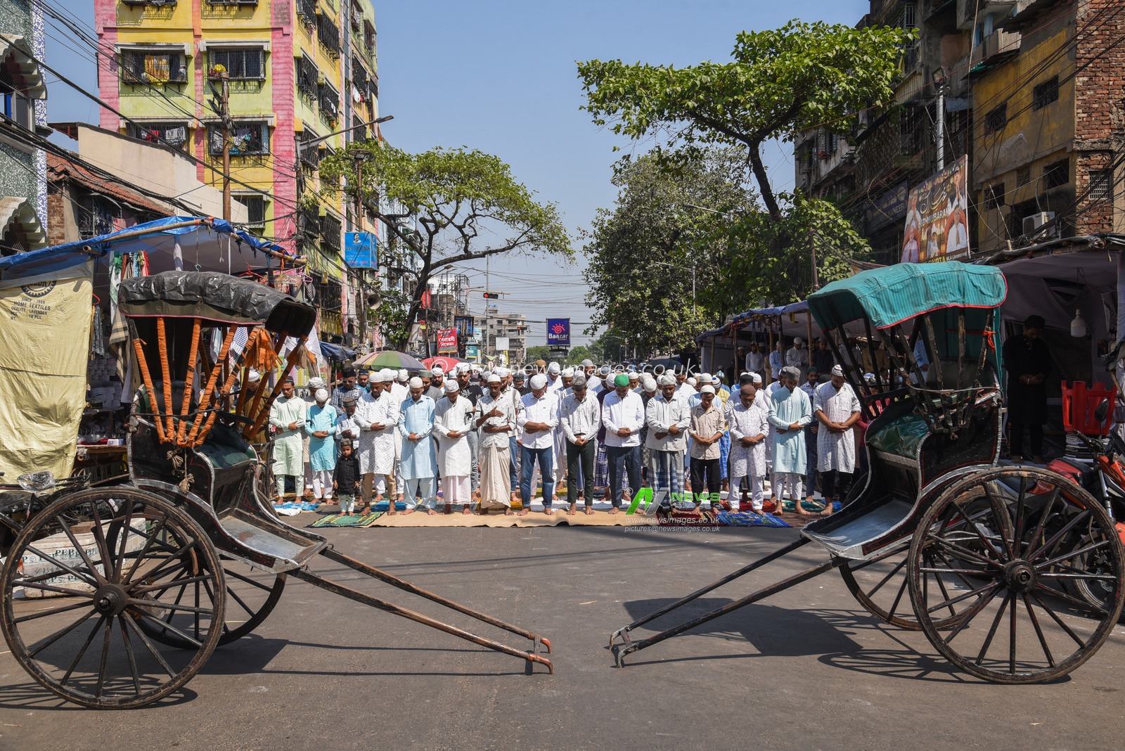 Indian Muslim devotees offer their last Friday noon prayers on the street during the Islamic holy fasting month of Ramadan in Kolkata,West Bengal State,India March 28,2025,Pictures by Debajyoti Chakraborty(Photo: Debajyoti Chakraborty/News Images)