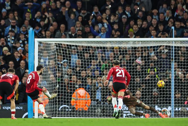 Bruno Fernandes of Manchester United scores a penalty to make it 1-1 during the Premier League match Manchester City vs Manchester United at Etihad Stadium, Manchester, United Kingdom, 15th December 2024

(Photo by Mark Cosgrove/News Images)
