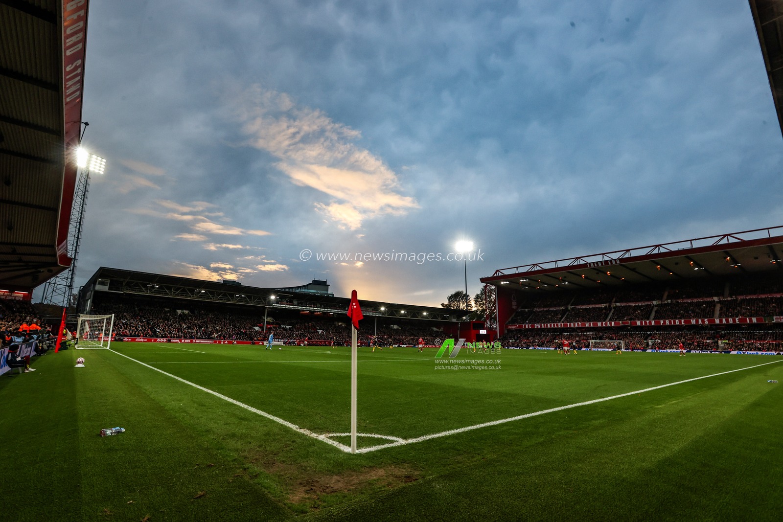 The sun sets over City Ground during the second half of the Premier League match Nottingham Forest vs Manchester United at City Ground, Nottingham, United Kingdom, 1st November 2025

(Photo by Alfie Cosgrove/News Images)

*** GER AUT SUI OUT ***