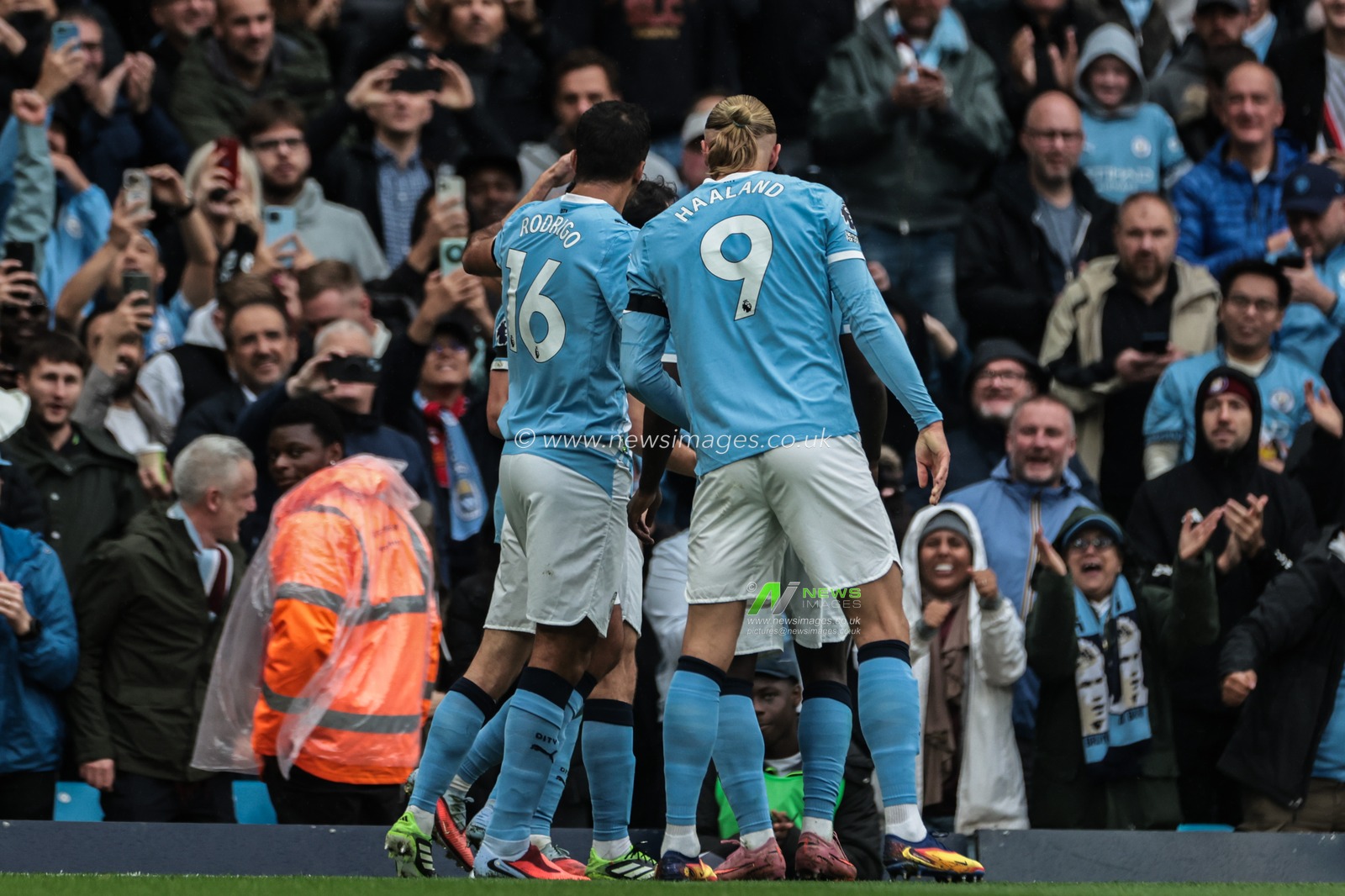 Phil Foden of Manchester City celebrates his goal to make it 1-0 during the Premier League match Manchester City vs Manchester United at Etihad Stadium, Manchester, United Kingdom, 14th September 2025

(Photo by Mark Cosgrove/News Images)