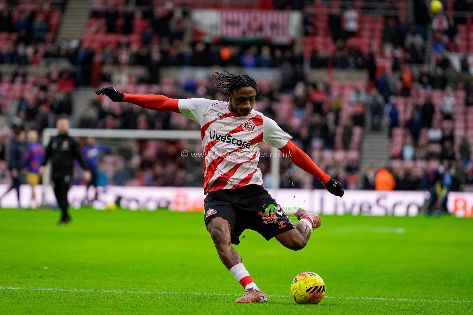 Romaine Mundle of Sunderland in the pregame warmup session during the Premier League match Sunderland vs Crystal Palace at Stadium Of Light, Sunderland, United Kingdom, 17th January 2026

(Photo by Maynard Manyowa/News Images)
