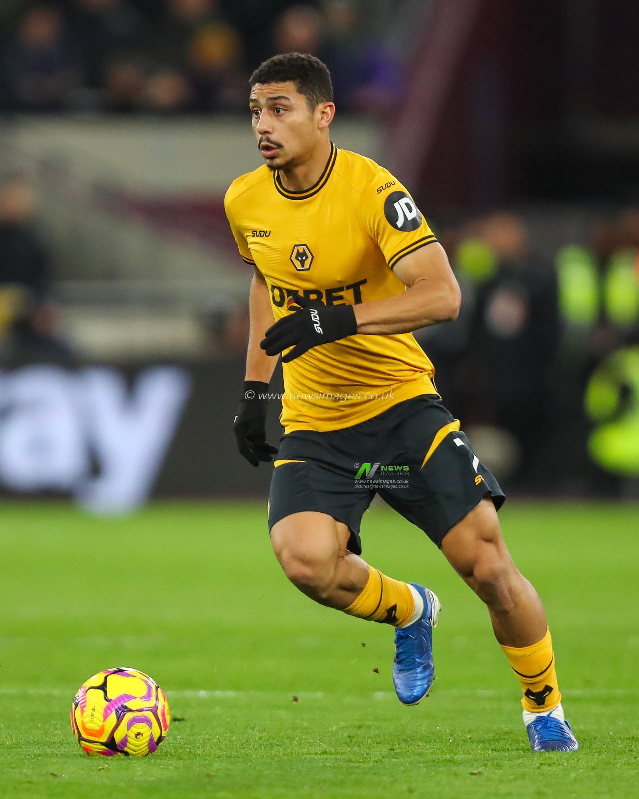 AndrÃ© of Wolverhampton Wanderers makes a break with the ball during the Premier League match West Ham United vs Wolverhampton Wanderers at London Stadium, London, United Kingdom, 9th December 2024

(Photo by Izzy Poles/News Images)