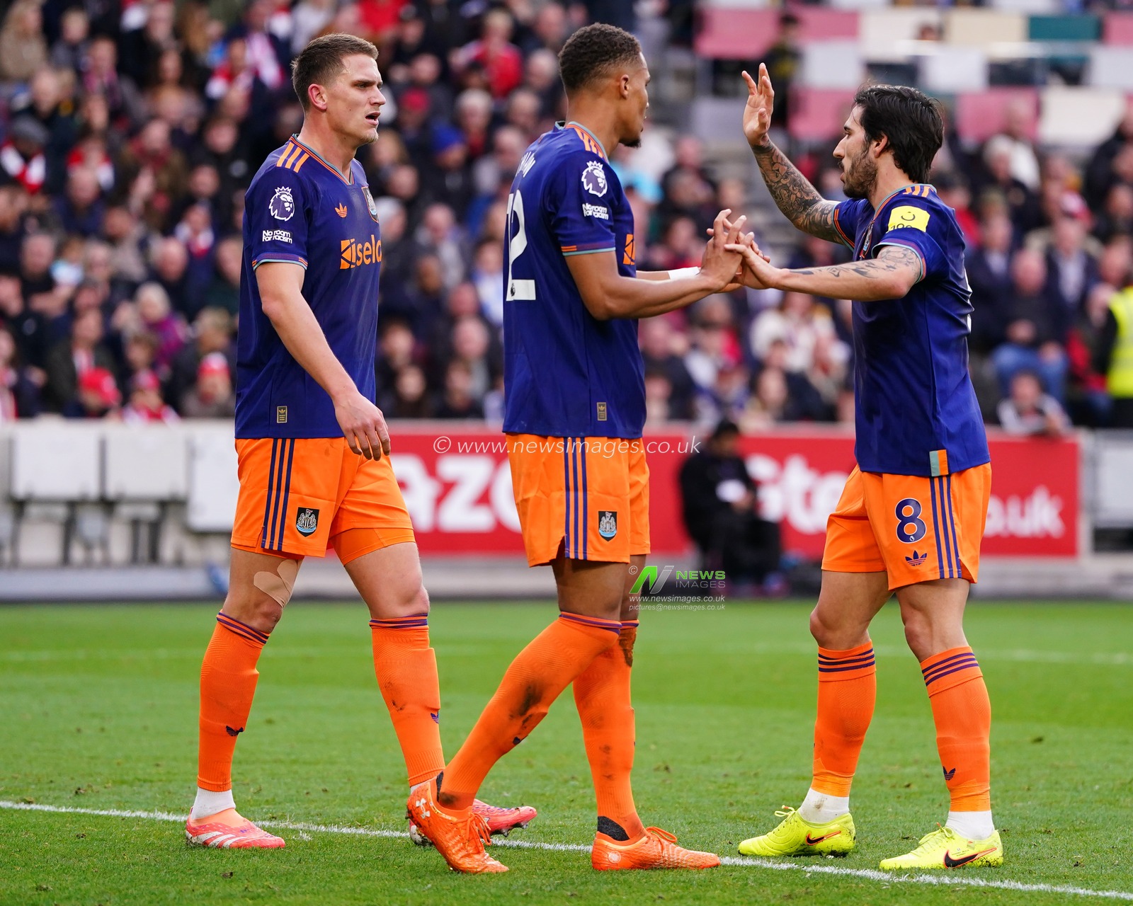 Malick Thiaw of Newcastle United,Sandro Tonali of Newcastle United and Sven Botman of Newcastle United during the Premier League match Brentford vs Newcastle United at The Gtech Community Stadium, London, United Kingdom, 9th November 2025

(Photo by Harvey Murphy/News Images)

*** GER AUT SUI OUT ***