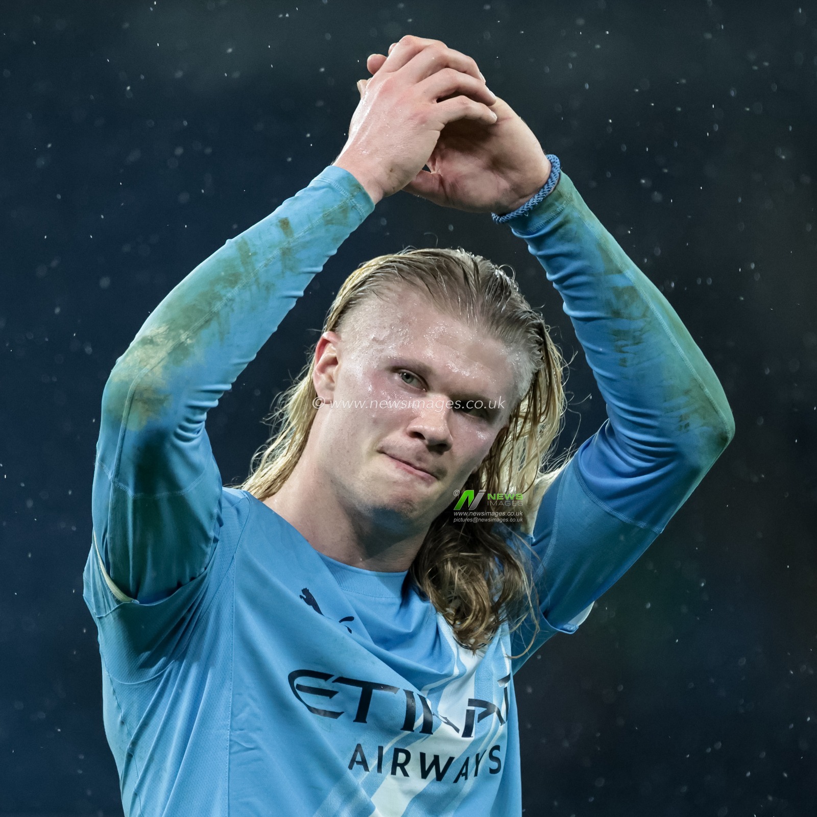 Erling Haaland of Manchester City celebrates their 2-1 win with the fans during the Premier League match Manchester City vs Newcastle Untied at Etihad Stadium, Manchester, United Kingdom on 21 February 2026

(Photo by Mark Cosgrove/News Images)