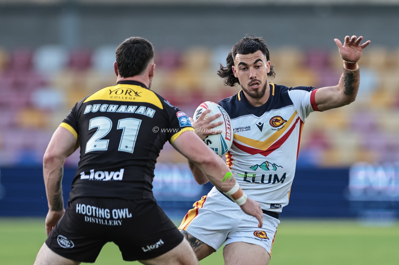 Charlie Staines of Catalans Dragons looks to pass Kieran Buchanan of York Knights during the Betfred Super League round 12 match York Knights vs Catalans Dragons at LNER Community Stadium, York, United Kingdom on 23 May 2026

(Photo by Mark Cosgrove/News Images)