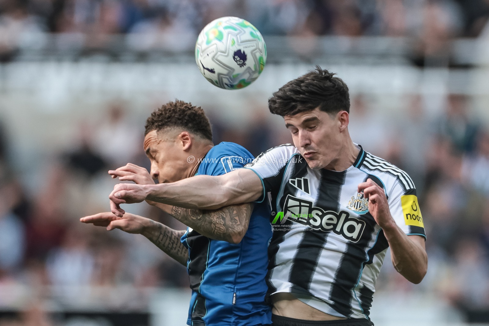 Marcus Tavernier of Bournemouth and Tino Livramento of Newcastle Untied battle for the ball during the Premier League match Newcastle Untied vs Bournemouth at St. James's Park, Newcastle, United Kingdom on 18 April 2026

(Photo by Mark Cosgrove/News Images)