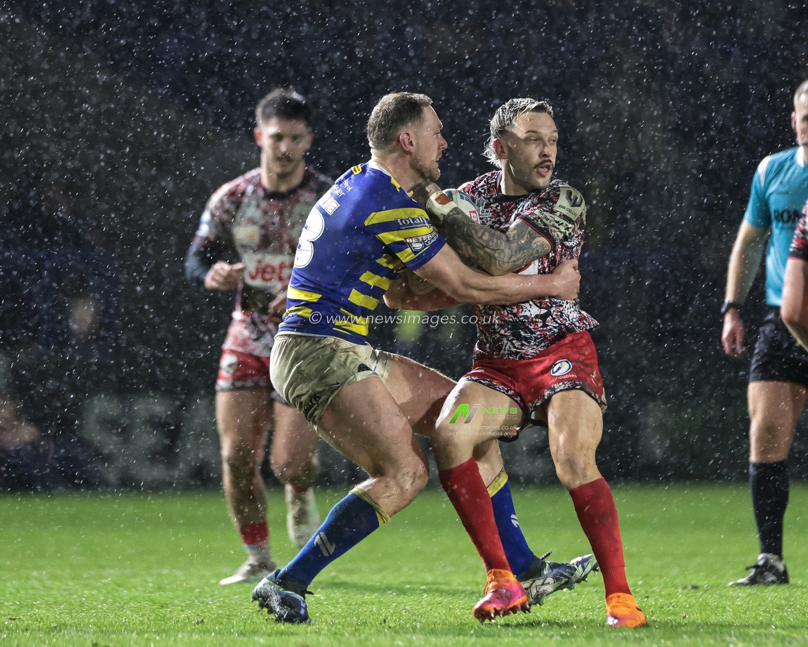 Gareth O’Brien of Leigh Leopards is tackled by Ben Currie of Warrington Wolves during the Pre Season match Warrington Wolves vs Leigh Leopards at Halliwell Jones Stadium, Warrington, United Kingdom, 30th January 2026

(Photo by Mark Cosgrove/News Images)