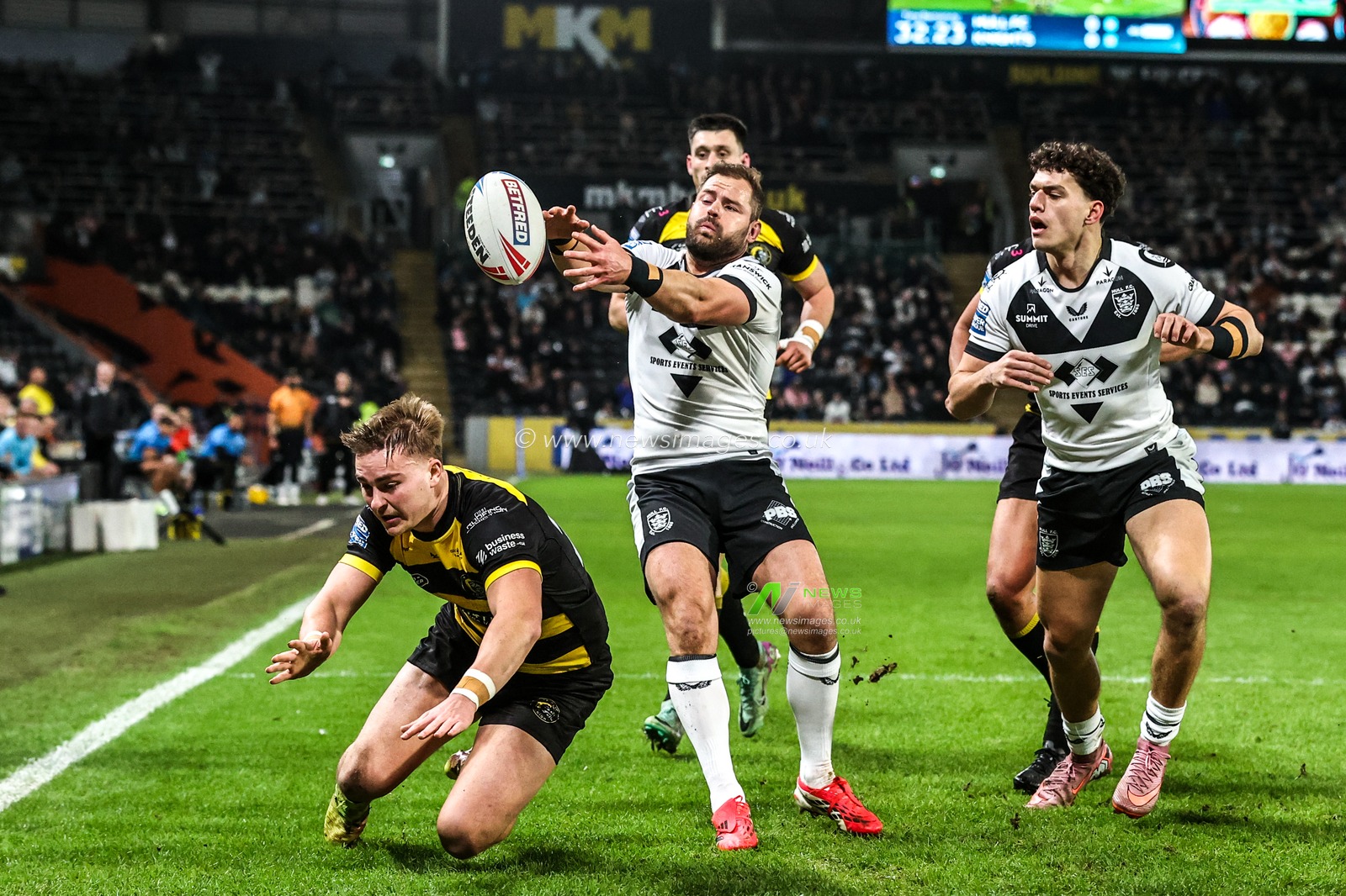Aidan Sezer of Hull FC pushes the ball out of play during the Betfred Super League match Hull FC vs York Knights at MKM Stadium, Hull, United Kingdom on 27 February 2026

(Photo by Alfie Cosgrove/News Images)