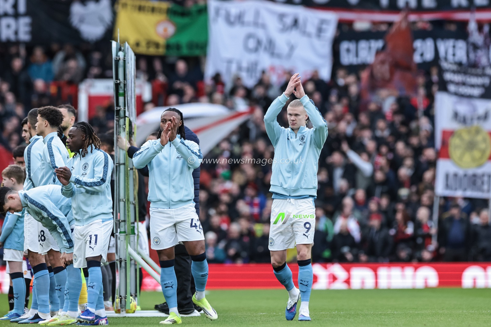 Antoine Semenyo of Manchester City and Erling Haaland of Manchester City applaud the fans during the Premier League match Manchester United vs Manchester City at Old Trafford, Manchester, United Kingdom, 17th January 2026

(Photo by Mark Cosgrove/News Images)