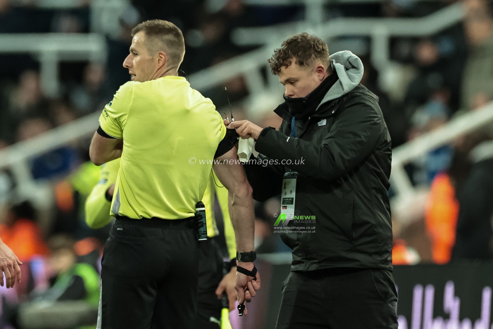 Referee Michael Salisbury halts the game to get new comms fitted during the Premier League match Newcastle United vs Leeds United at St. James's Park, Newcastle, United Kingdom, 7th January 2026

(Photo by Mark Cosgrove/News Images)

*** GER AUT SUI OUT ***
