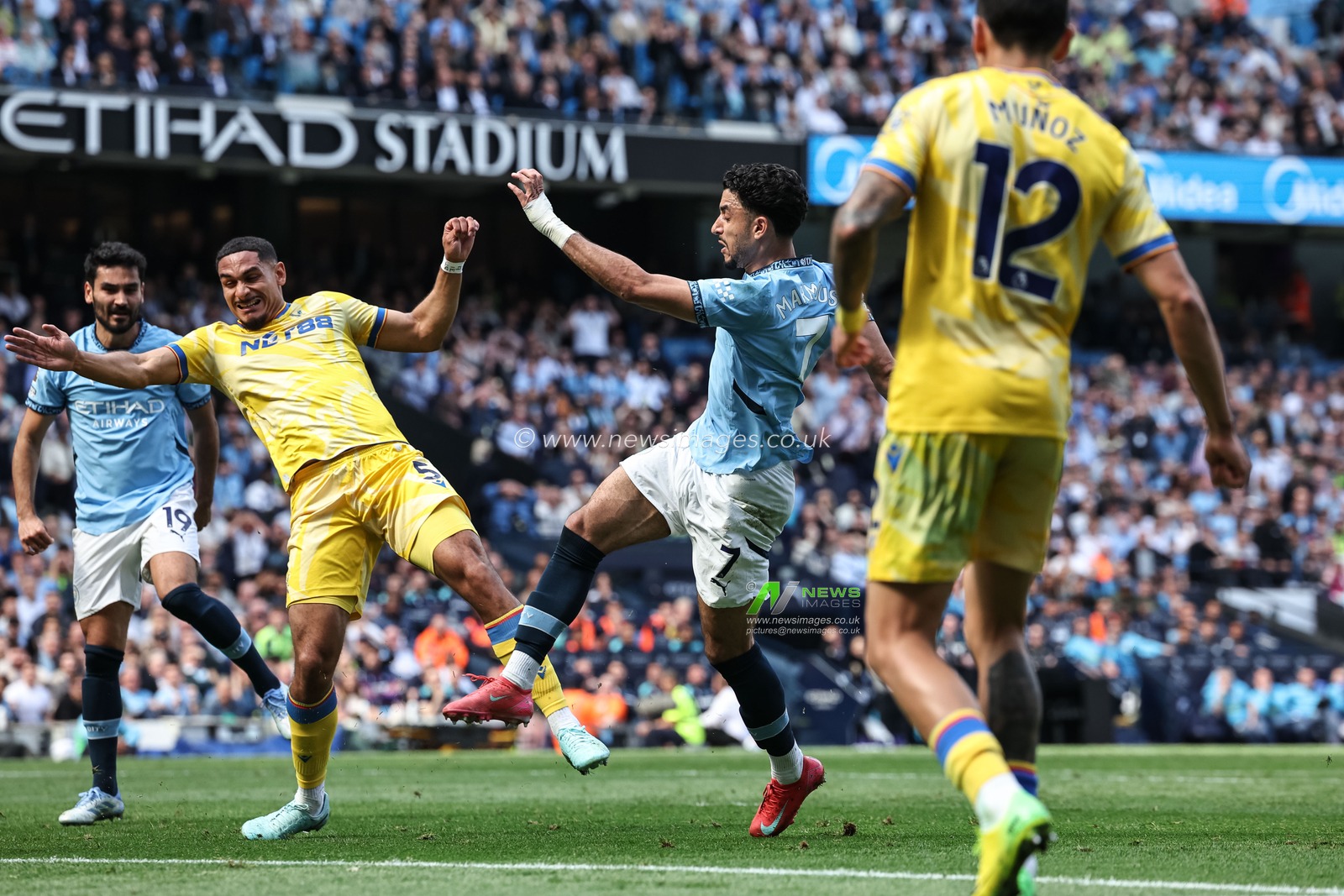 Omar Marmoush of Manchester City scores to make it 2-2 during the Premier League match Manchester City vs Crystal Palace at Etihad Stadium, Manchester, United Kingdom, 12th April 2025

(Photo by Mark Cosgrove/News Images)