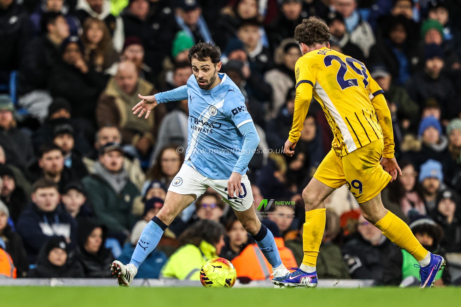 Bernardo Silva of Manchester City breaks with the ball under pressure from Maxim De Cuyper of Brighton & Hove Albion during the Premier League match Manchester City vs Brighton and Hove Albion at Etihad Stadium, Manchester, United Kingdom, 7th January 2026

(Photo by Alfie Cosgrove/News Images)

*** GER AUT SUI OUT ***