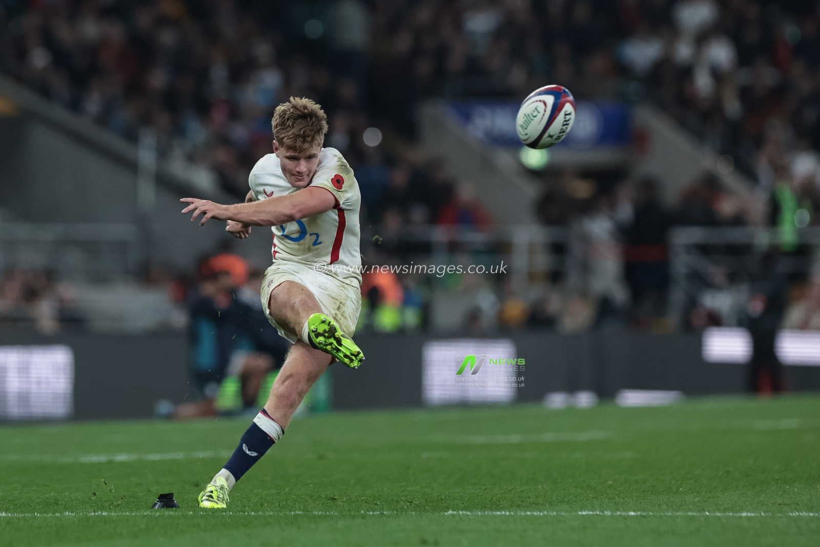 Fin Smith of England converts for a goal during the Quilter Nations Series 2025 match England vs Fiji at Allianz Stadium, Twickenham, United Kingdom, 8th November 2025

(Photo by Mark Cosgrove/News Images)

*** GER AUT SUI OUT ***
