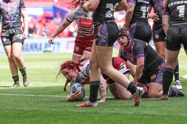Eva Hunter of Wigan Warriors goes over for a try during the Betfred Women's Challenge Cup Final Wigan Warriors vs St Helens at Wembley Stadium, London, United Kingdom on 30 May 2026

(Photo by Mark Cosgrove/News Images)