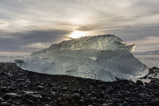 Small Iceberg's washed up on Diamond Beach that float down the river from JÃ¶kulsÃ¡rlÃ³n Glacial Lake , JÃ¶kulsÃ¡rlÃ³n, Iceland, 25th March 2025

(Photo by Alfie Cosgrove/News Images)