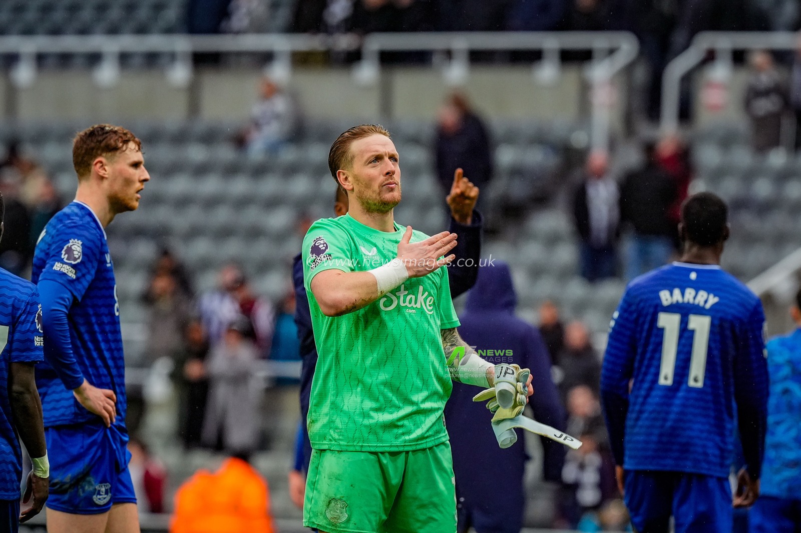 Everton goalkeeper Jordan Pickford  applauds the fans after the final whistle  during the Premier League match Newcastle Untied vs Everton at St. James's Park, Newcastle, United Kingdom on 28 February 2026

(Photo by Maynard Manyowa/News Images)
