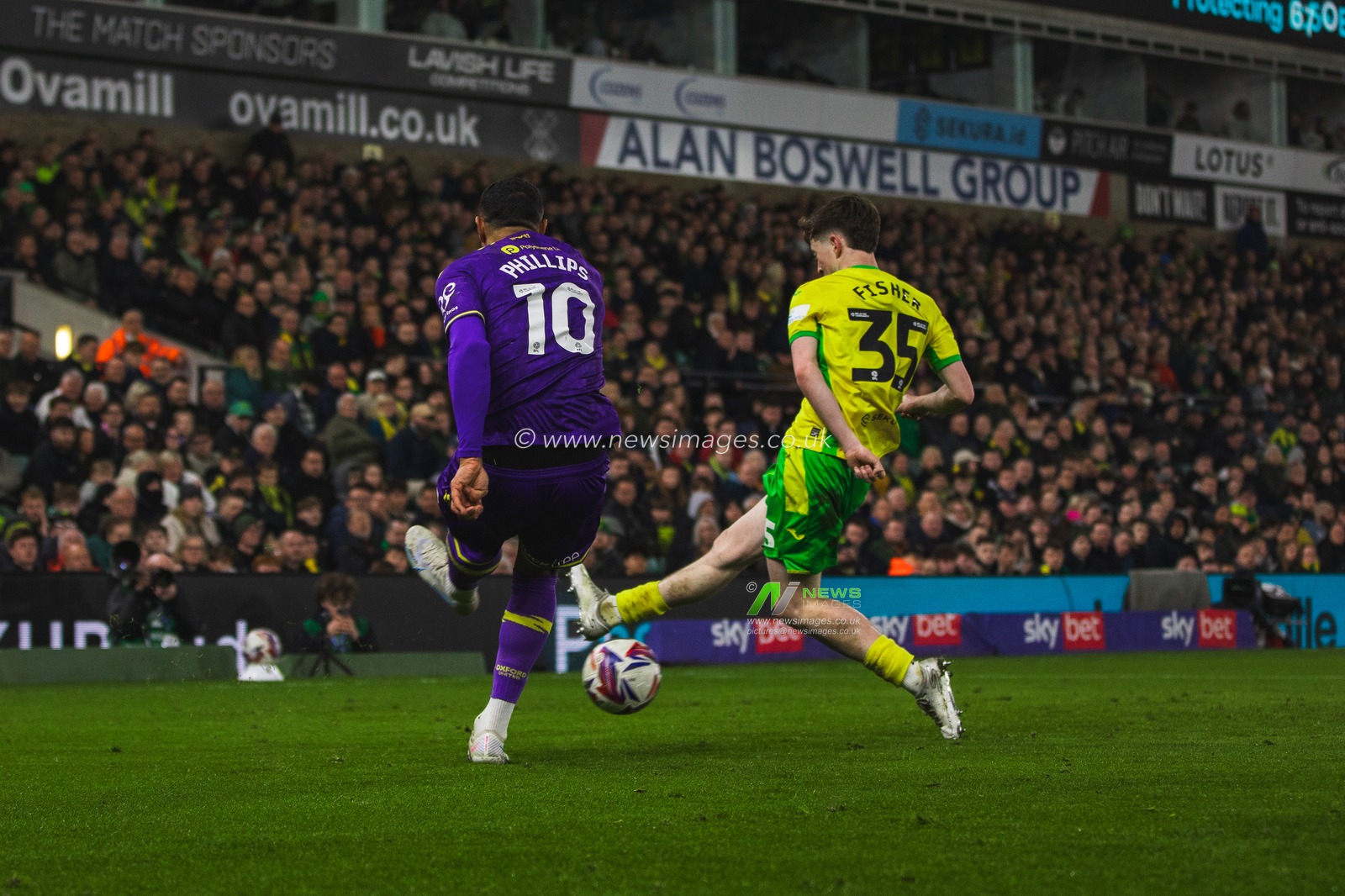 Matt Phillips of Oxford United, Kellen Fisher of Norwich City during the Sky Bet Championship match Norwich City vs Oxford United at Carrow Road, Norwich, United Kingdom, 7th March 2025

(Photo by Craig Evans/News Images)