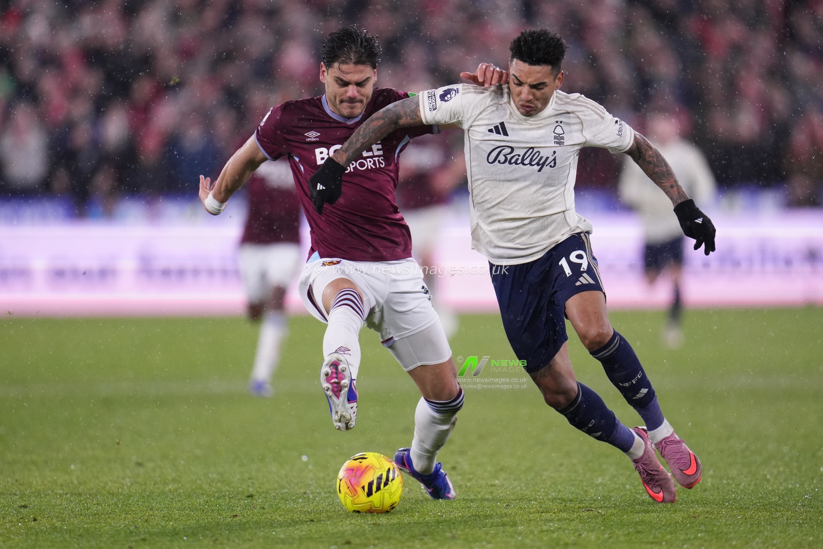 Igor Jesus of Nottingham Forest and Konstantinos Mavropanos of West Ham United battle during the Premier League match West Ham United vs Nottingham Forest at London Stadium, London, United Kingdom, 6th January 2026

(Photo by Harvey Murphy/News Images)

*** GER AUT SUI OUT ***