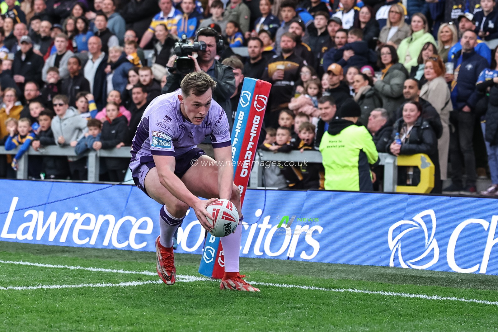 Jack Broadbent of Hull KR goes over for a try during the Betfred Super League round 9 match Leeds Rhinos vs Hull KR at Headingley Stadium, Leeds, United Kingdom, 25th April 2025

(Photo by Mark Cosgrove/News Images)