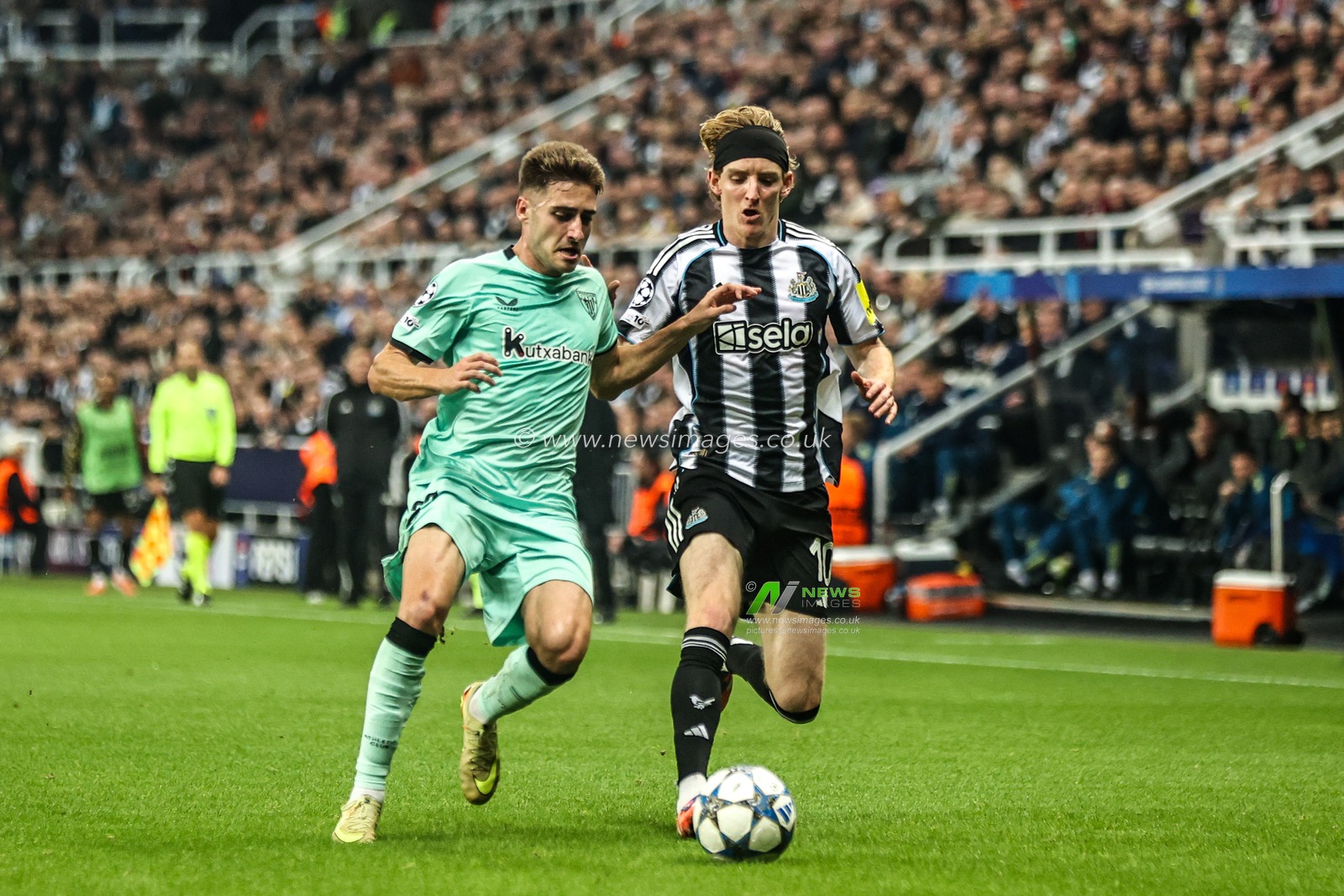 Jesús Areso of Athletic Club and Anthony Gordon of Newcastle United battle for the ball during the UEFA Champions League Matchday 4 of 8 Newcastle United vs Athletic Club at St. James's Park, Newcastle, United Kingdom, 5th November 2025

(Photo by Alfie Cosgrove/News Images)

*** GER AUT SUI OUT ***