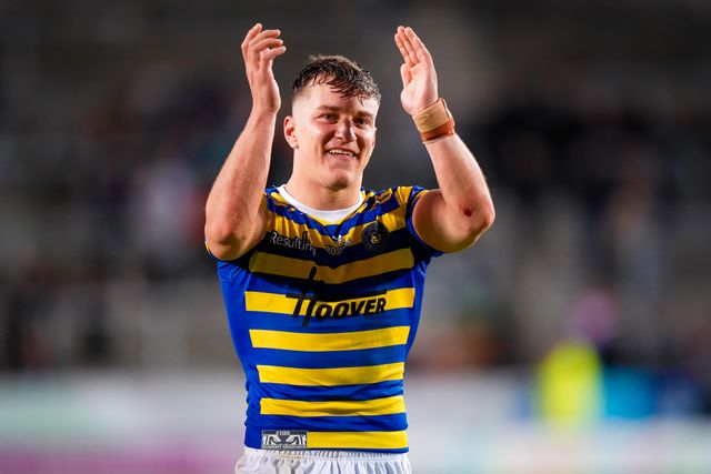 Warrington Wolves players applaud the fans at full time during the Betfred Super League round 14 match St Helens vs Warrington Wolves at The BrewDog Stadium, St Helens, United Kingdom on 11 June 2026

(Photo by Maynard Manyowa/News Images)