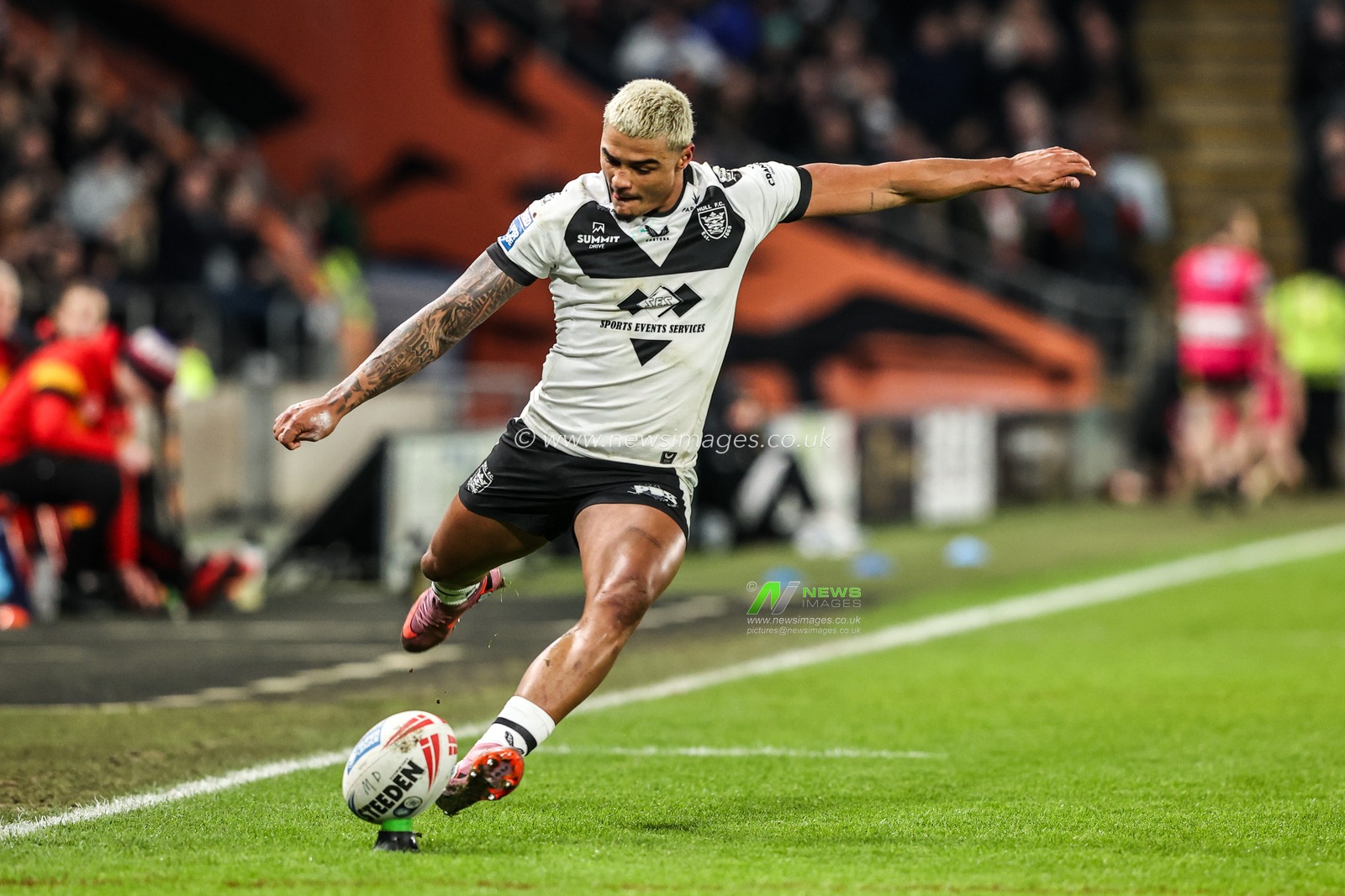 Will Pryce of Hull FC converts for a goal during the Betfred Super League round 1 match Hull FC vs Bradford Bulls at MKM Stadium, Hull, United Kingdom on 14 February 2026

(Photo by Alfie Cosgrove/News Images)