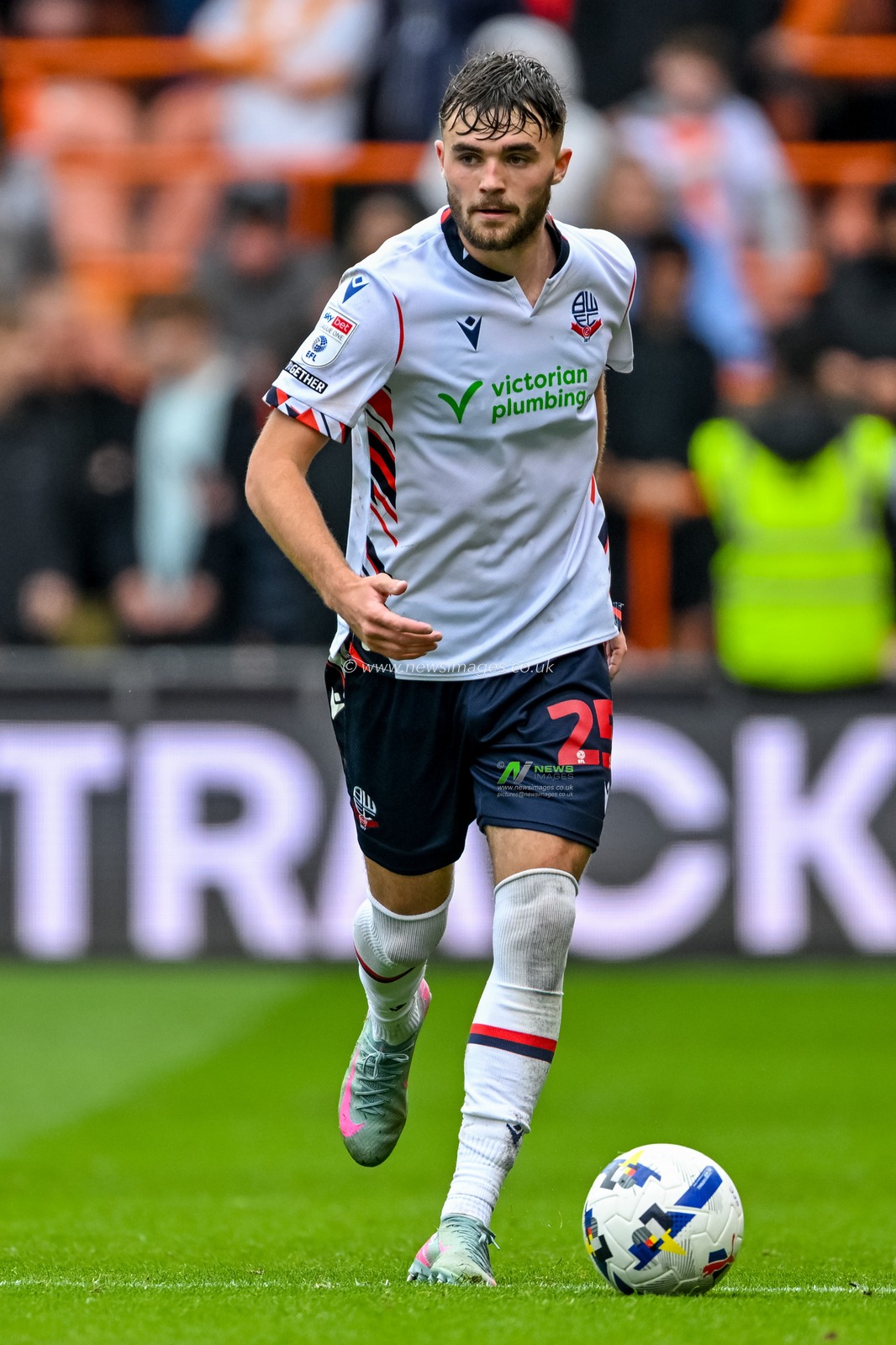 Max Conway of Bolton Wanderers during the Sky Bet League 1 match Blackpool vs Bolton Wanderers at Bloomfield Road, Blackpool, United Kingdom, 30th August 2025

(Photo by Adam Gee/News Images)