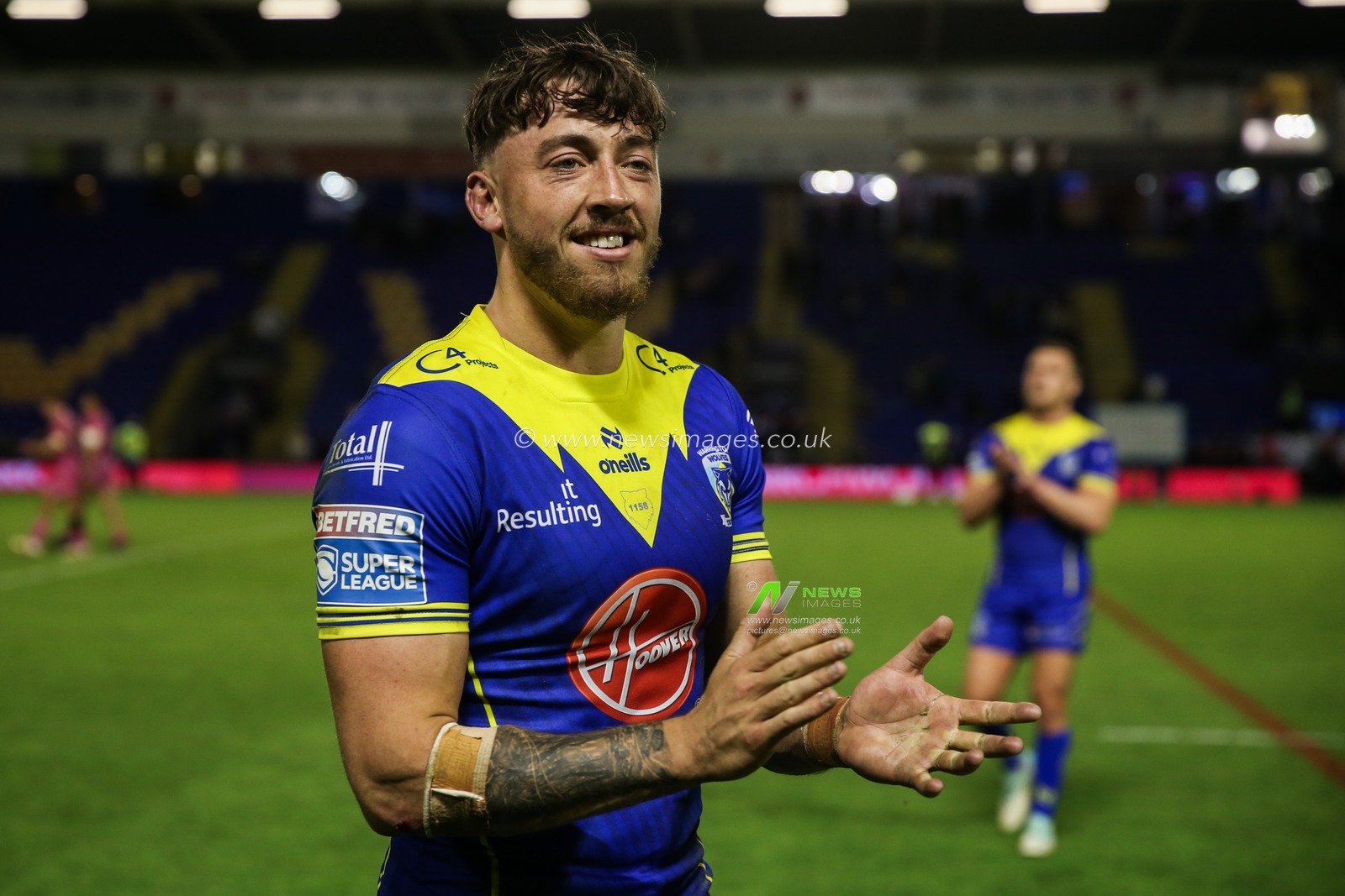 Matty Ashton of Warrington Wolves applauds the home fans after the Betfred Super League Round 11 match Warrington Wolves vs Hull KR at Halliwell Jones Stadium, Warrington, United Kingdom, 9th May 2024

(Photo by Gareth Evans/News Images)