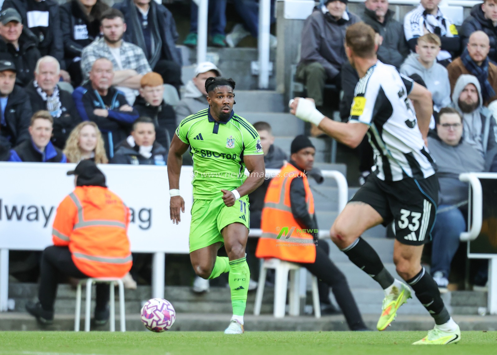 Adama Traore of Fulham breaks with the ball during the Premier League match Newcastle United vs Fulham at St. James's Park, Newcastle, United Kingdom, 25th October 2025

(Photo by Richard Bierton/News Images)