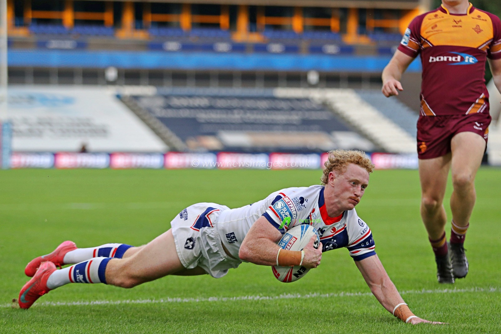Lachlan Walmsley of Wakefield Trinity dives in to score a try during the Betfred Super League round 19 match Huddersfield Giants vs Wakefield Trinity at the Accu Stadium, Huddersfield, United Kingdom, 18th July 2025(Photo by Sam Eaden/News Images)